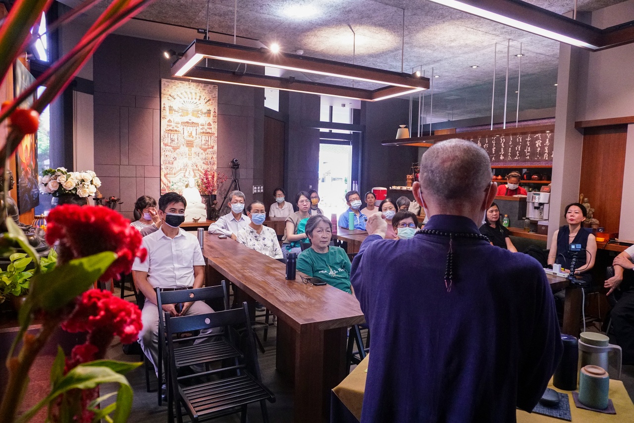 境緣無好醜  但向塵中了自心