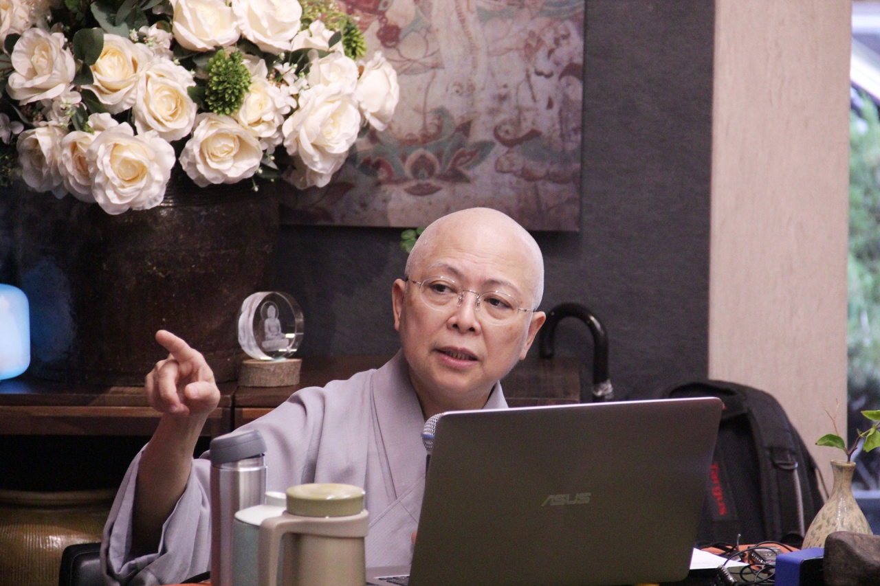 在不斷提問的人生旅程中踽踽獨行