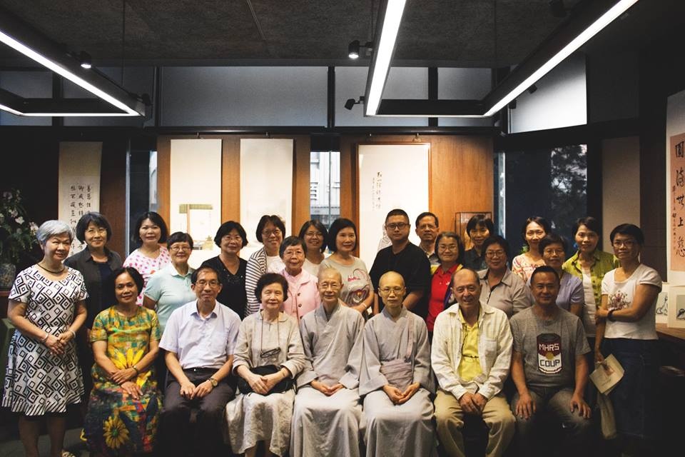 庵門常掩，勿忘世上苦人多