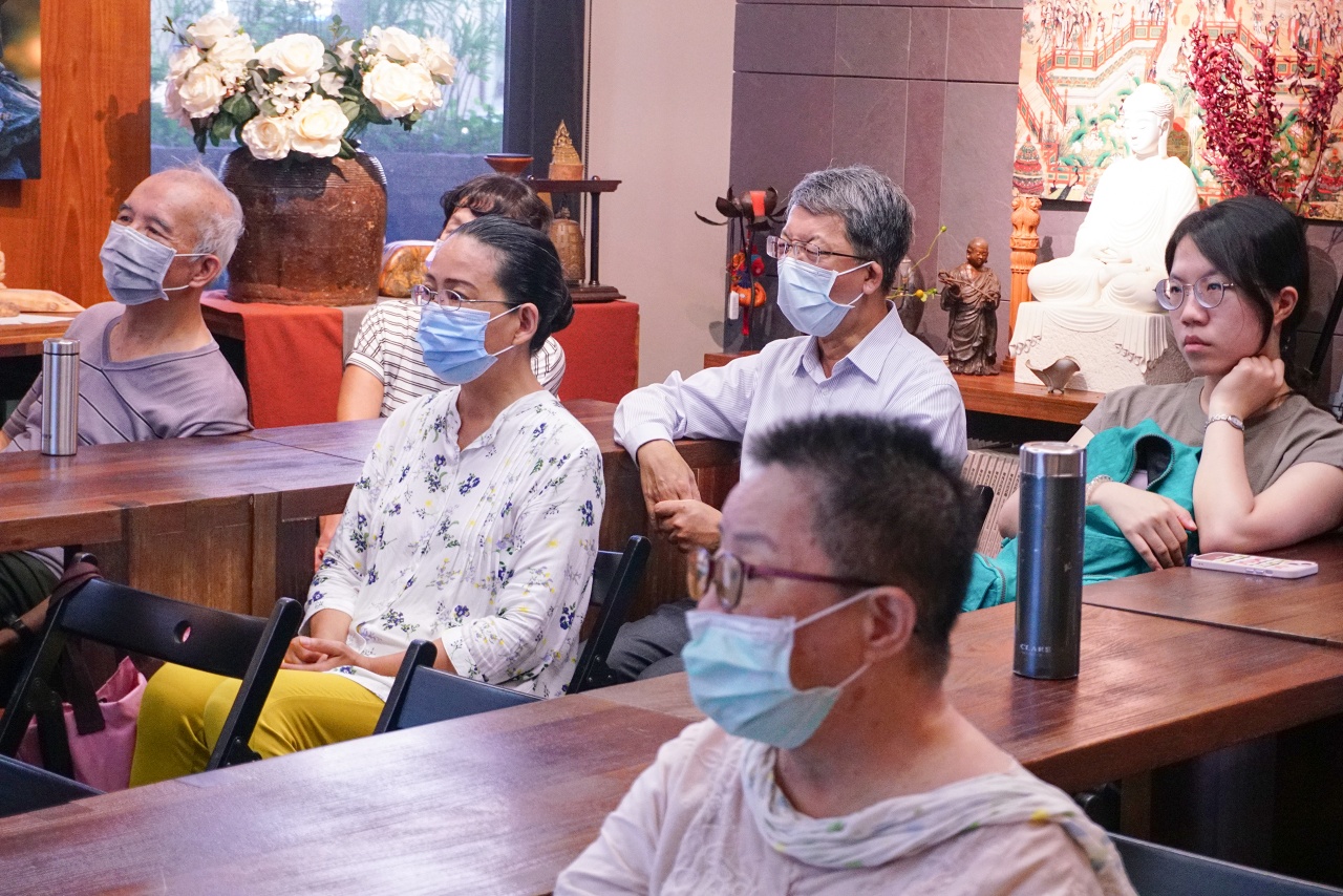 境緣無好醜  但向塵中了自心