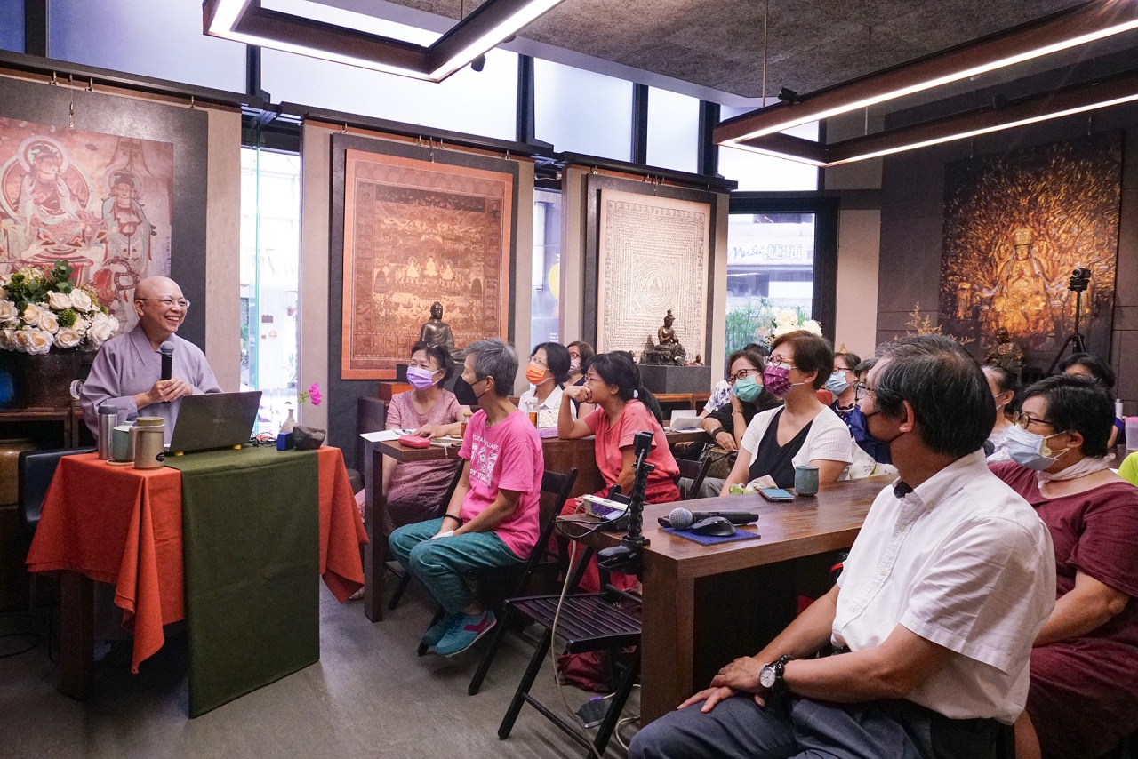 在不斷提問的人生旅程中踽踽獨行