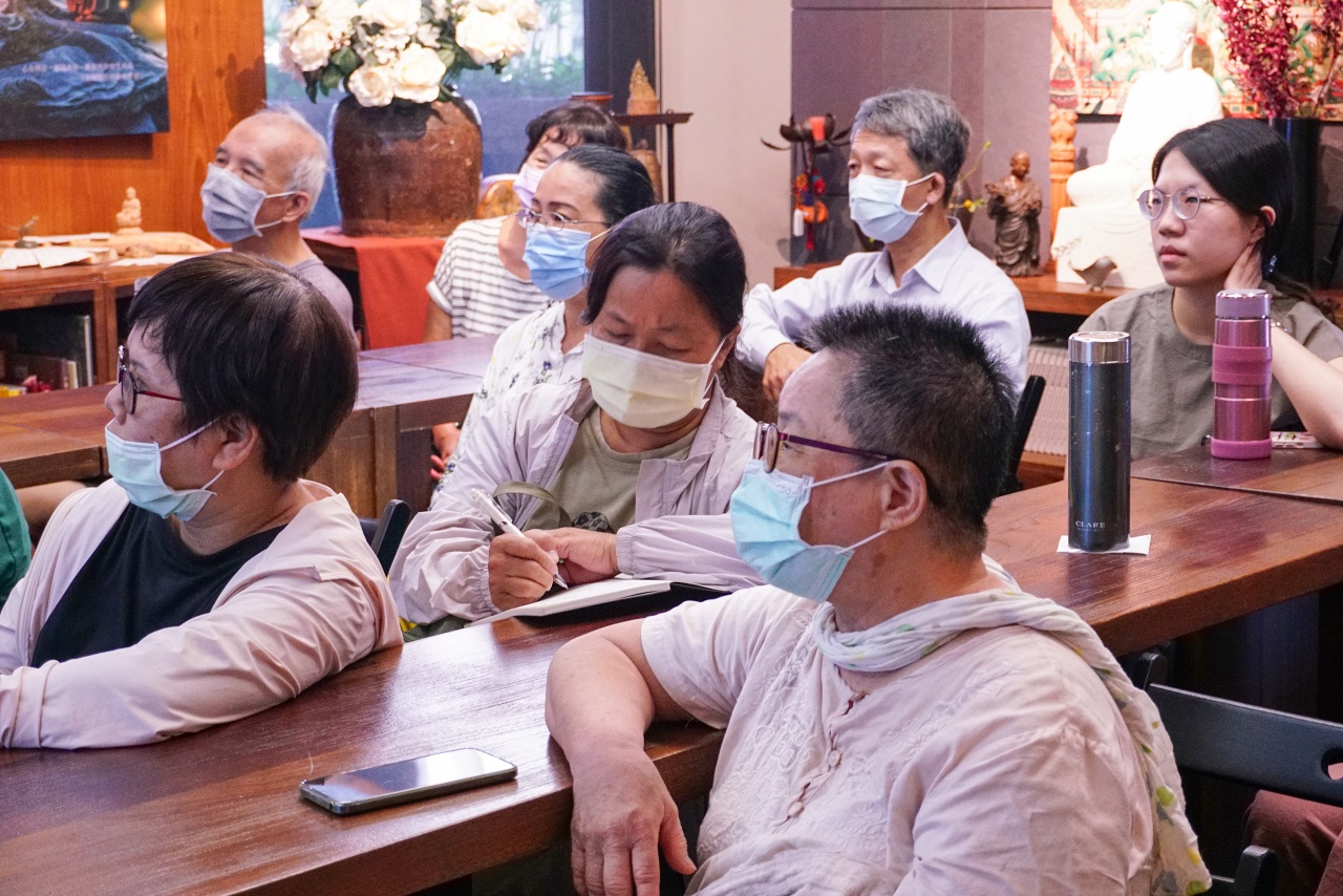 境緣無好醜  但向塵中了自心