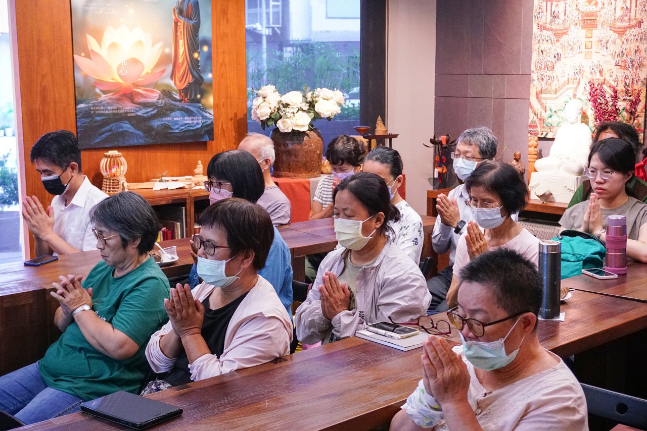 境緣無好醜  但向塵中了自心