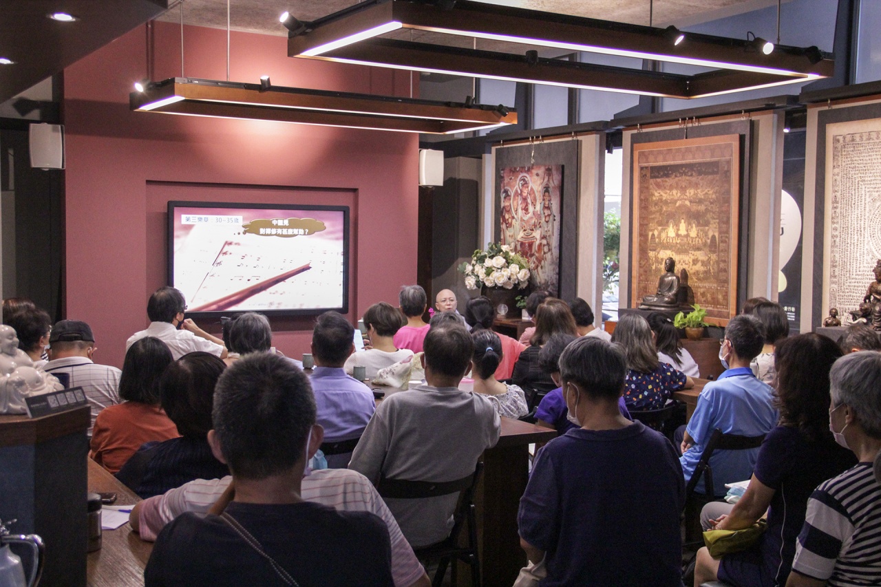 在不斷提問的人生旅程中踽踽獨行