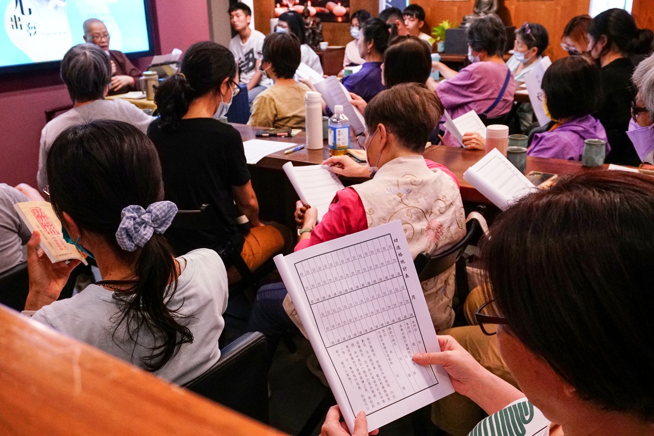 但自懷中解垢衣