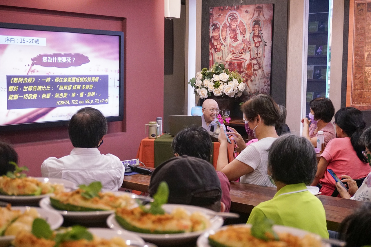 在不斷提問的人生旅程中踽踽獨行
