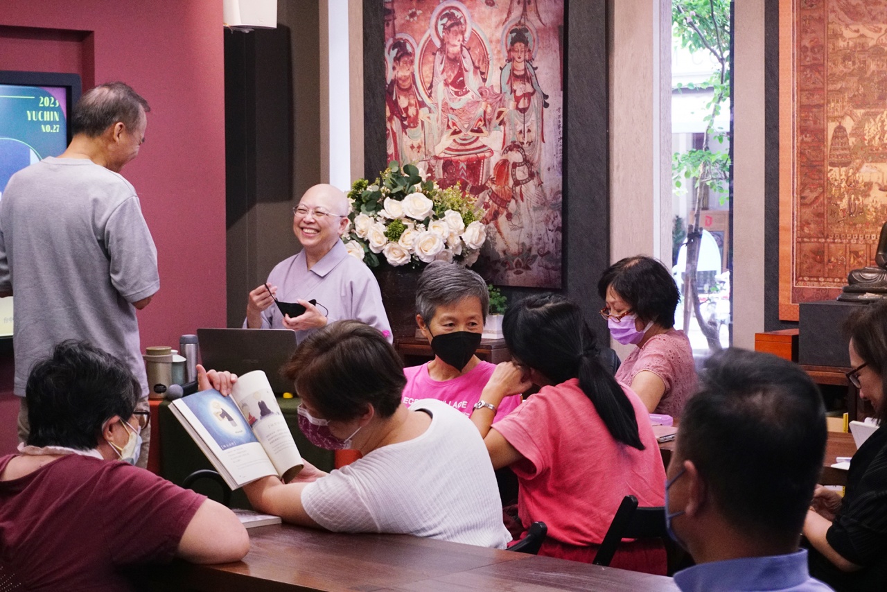 在不斷提問的人生旅程中踽踽獨行