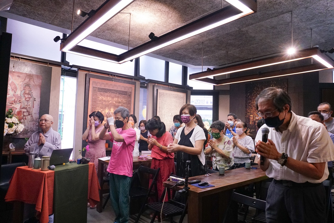 在不斷提問的人生旅程中踽踽獨行