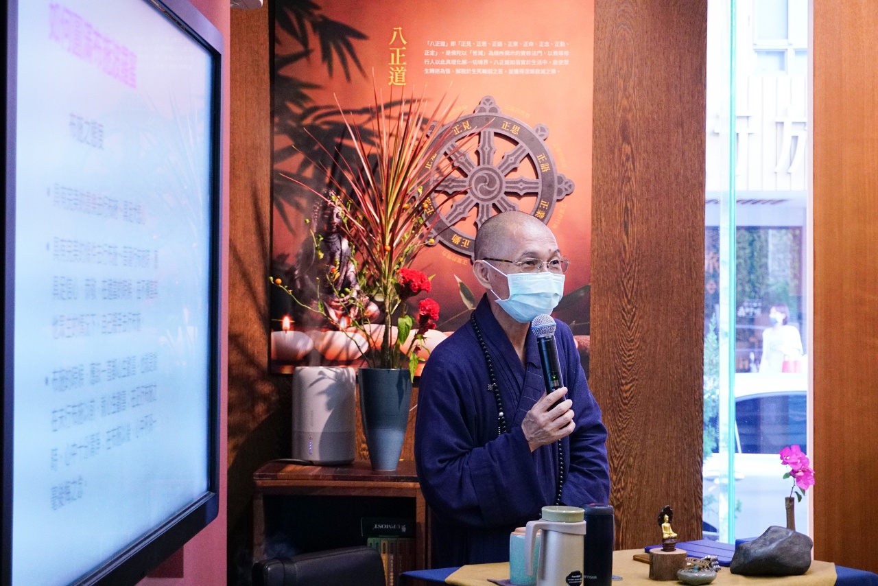 境緣無好醜  但向塵中了自心