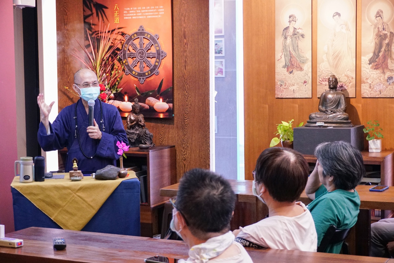 境緣無好醜  但向塵中了自心