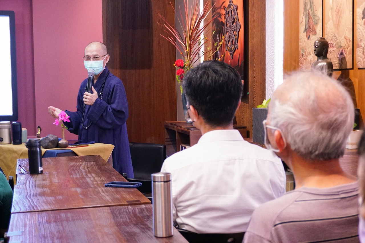 境緣無好醜  但向塵中了自心