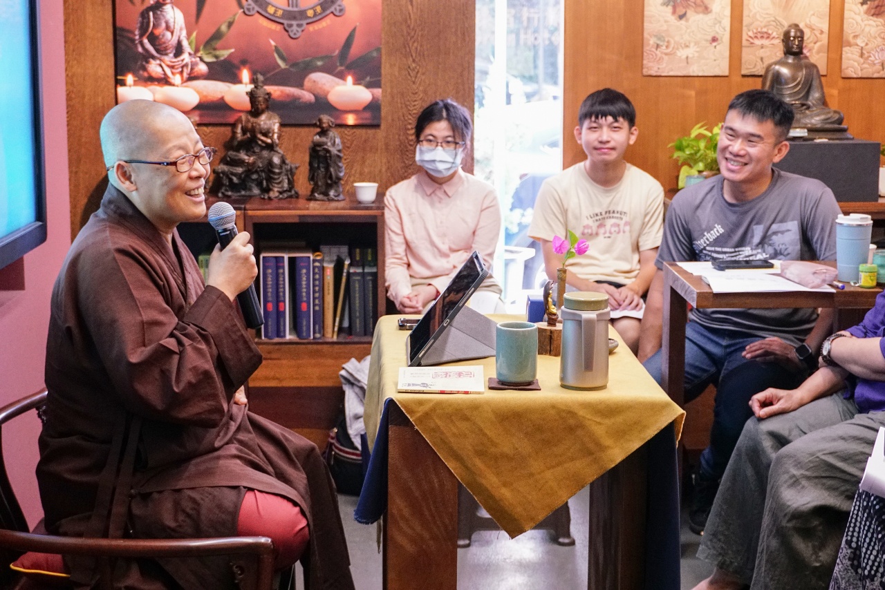 但自懷中解垢衣