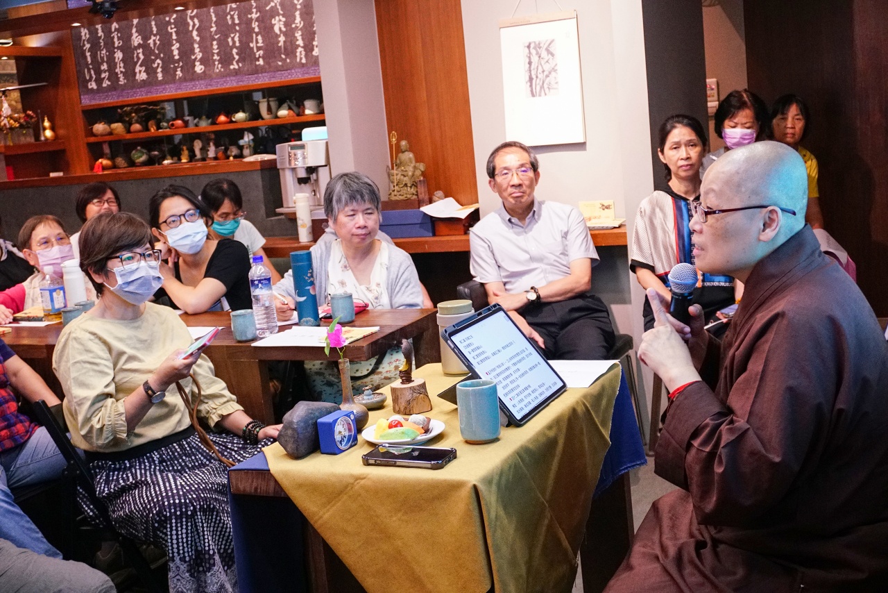 但自懷中解垢衣